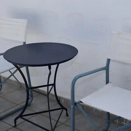 Cute Seafront Studio Escape For 2